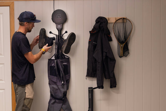 Man hanging his shoes on Hedgehog Dryer Black Buddy Ionic i3